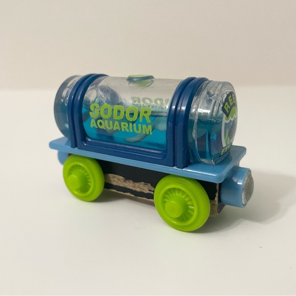 Thomas & Friends Wooden Sodor Aquarium Train Sting Ray Tanker - Picture 6 of 13